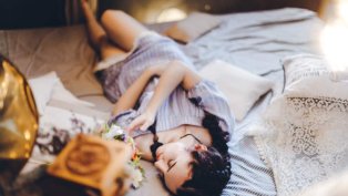imagen persona durmiendo cama 39