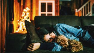 imagen persona durmiendo cama 40